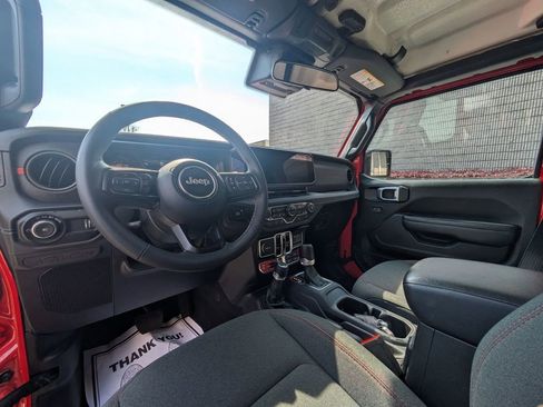 Used 2025 Jeep Wrangler Unlimited Rubicon w/ Convenience Group AWD/4WD image 14