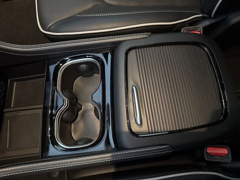 Used 2023 Chrysler Pacifica Limited w/ S Appearance Package image 23