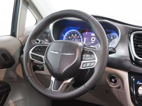 Used 2023 Chrysler Pacifica Touring-L FWD image 23