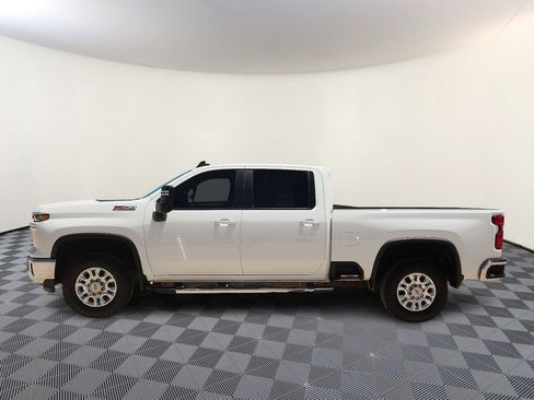 Used 2025 Chevrolet Silverado 2500 LT AWD/4WD image 2