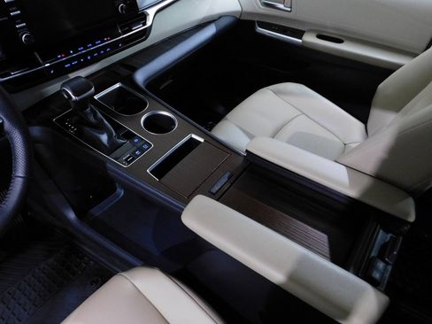 Used 2021 Toyota Sienna XLE image 62