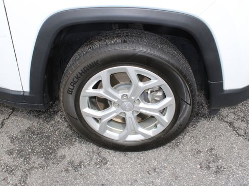 Used 2024 Jeep Compass Latitude AWD/4WD image 9
