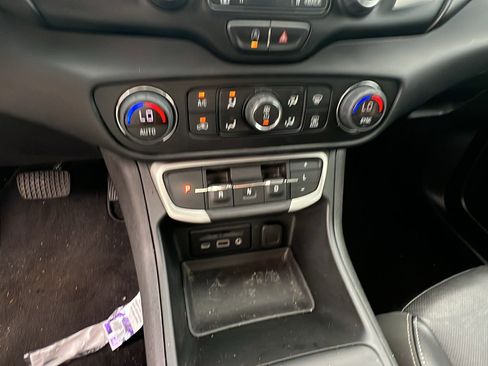 Used 2023 GMC Terrain SLT image 30