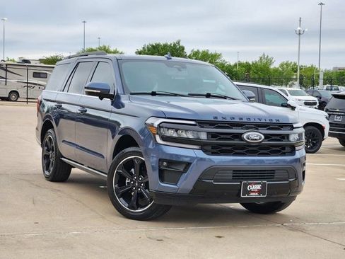 Used 2023 Ford Expedition Limited image 2