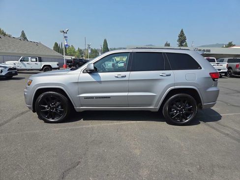 Used 2018 Jeep Grand Cherokee Altitude AWD/4WD image 11
