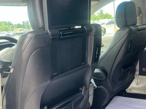 Used 2022 Chrysler Pacifica Touring-L w/ Uconnect Theater Family Group FWD image 14