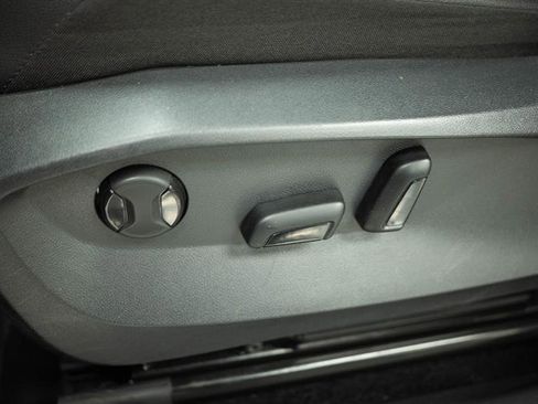 Used 2022 Volkswagen Tiguan SE w/ Panoramic Sunroof Package image 11