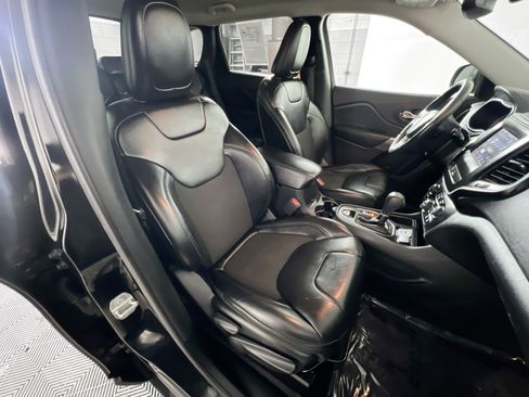 Used 2019 Jeep Cherokee Latitude Plus w/ Comfort/Convenience Group FWD image 31