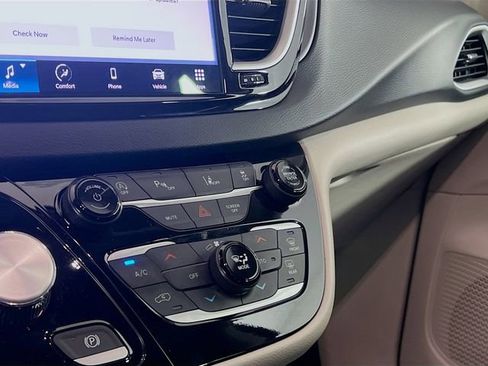 Used 2024 Chrysler Pacifica Touring-L image 14