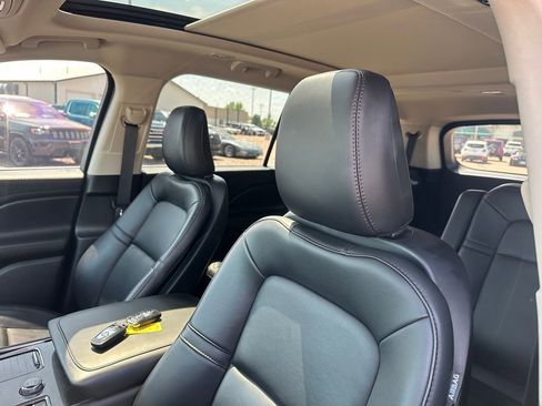 Used 2023 Lincoln Aviator AWD w/ Premium Package image 3