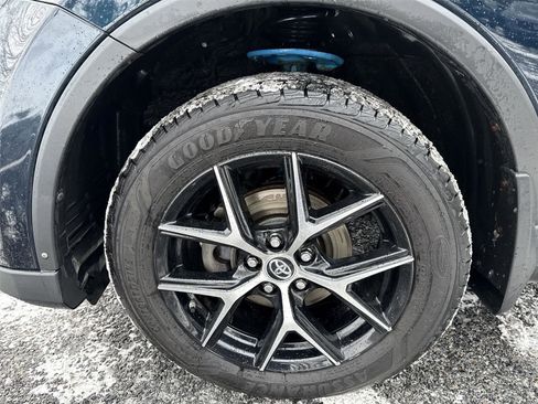 Used 2018 Toyota RAV4 SE image 19