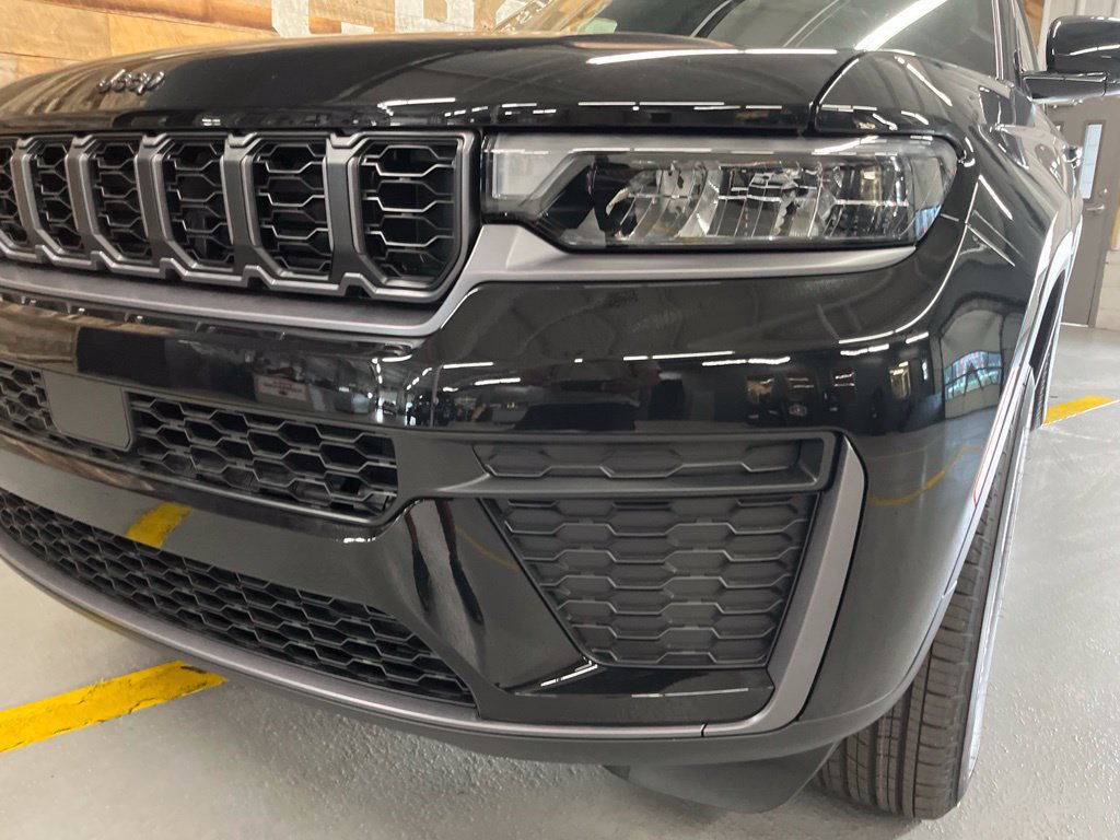 New 2026 Jeep Grand Cherokee 4WD image 9