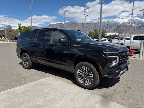 Used 2025 Chevrolet Suburban Z71 image 3