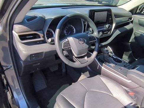 Used 2023 Toyota Highlander XLE image 9