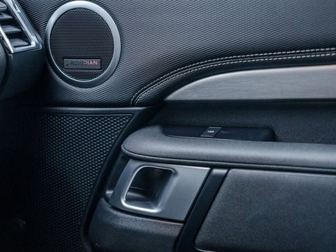 Used 2023 Land Rover Discovery S R-Dynamic image 14