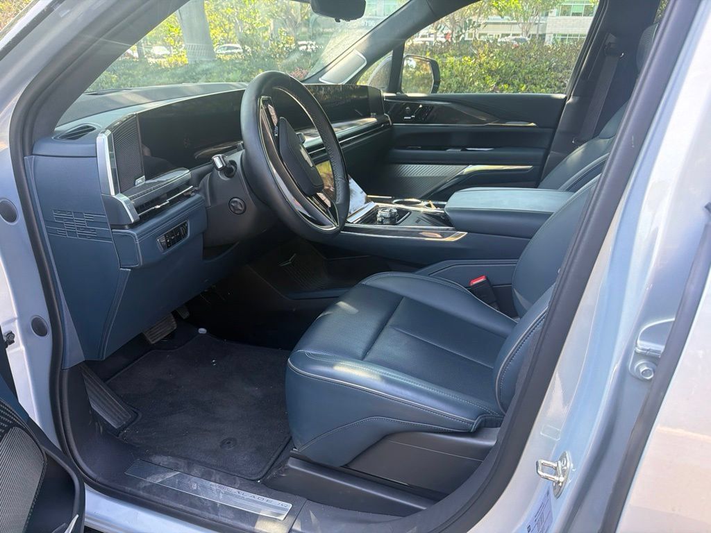 Used 2025 Cadillac Escalade IQ Sport 2 w/ LPO, ONYX Package AWD/4WD image 7