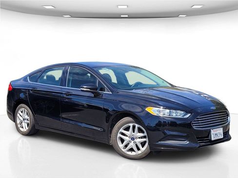 Used 2016 Ford Fusion SE FWD image 2