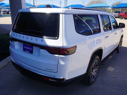 Used 2024 Jeep Wagoneer L Series II w/ Flexible Seating Group RWD image 9
