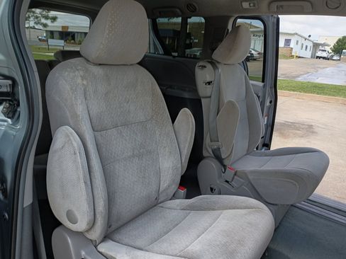 Used 2017 Toyota Sienna LE image 14