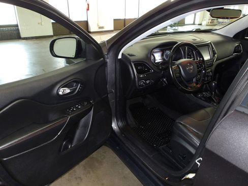 Used 2020 Jeep Cherokee Trailhawk AWD/4WD image 8