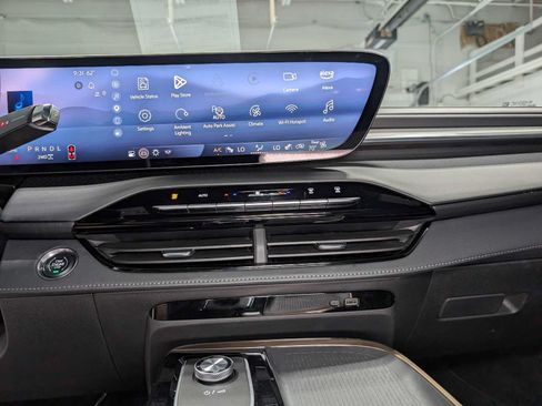 Certified 2025 Buick Enclave Avenir w/ Super Cruise Package AWD/4WD image 34