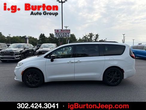 Used 2025 Chrysler Pacifica Limited FWD image 6