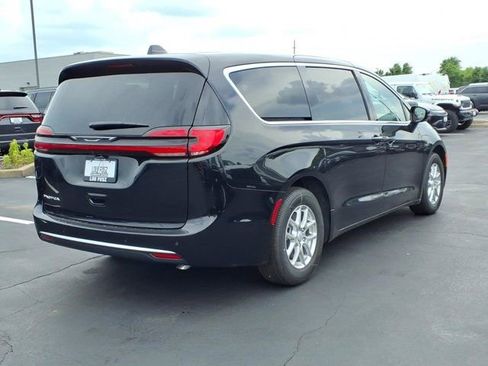 New 2027 Chrysler Pacifica Select FWD image 19