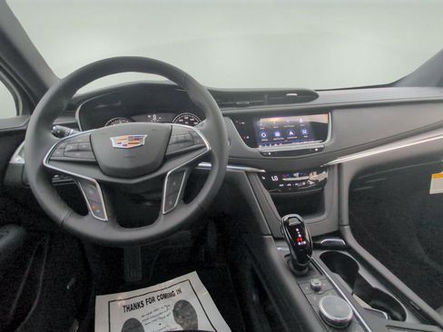 New 2025 Cadillac XT5 Luxury image 9
