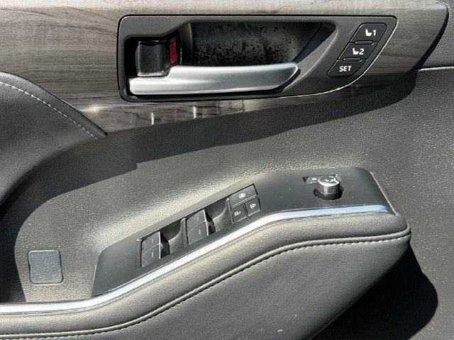 Used 2025 Toyota Highlander Platinum AWD/4WD image 24