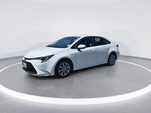Used 2023 Toyota Corolla LE FWD image 4
