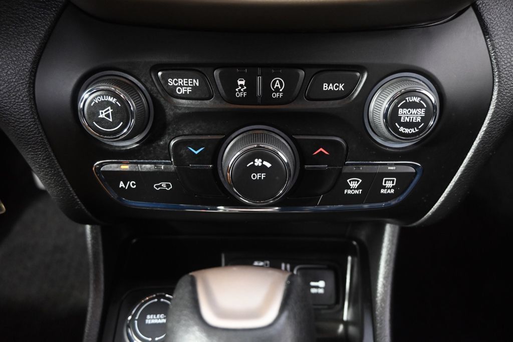 Used 2017 Jeep Cherokee Latitude w/ Cold Weather Group AWD/4WD image 30