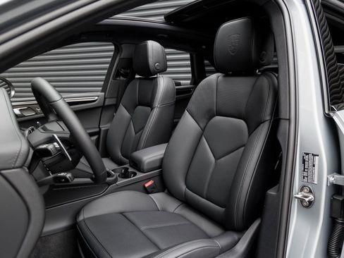 New 2026 Porsche Macan Turbo image 5