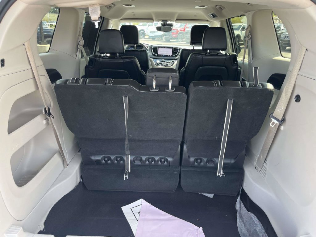 Used 2024 Chrysler Pacifica Touring-L FWD image 10