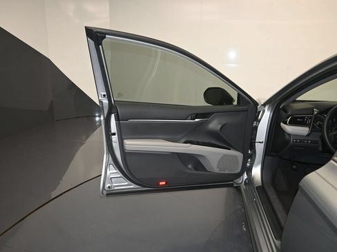 Used 2020 Toyota Camry SE w/ Convenience Package FWD image 10