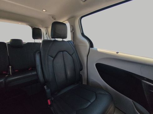 Used 2018 Chrysler Pacifica Touring-L Plus FWD image 6