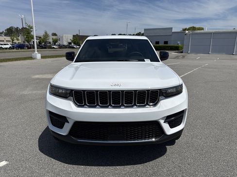 Used 2025 Jeep Grand Cherokee Laredo X image 3