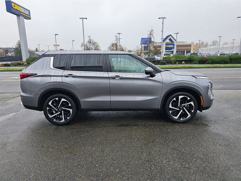 Used 2022 Mitsubishi Outlander SE image 4