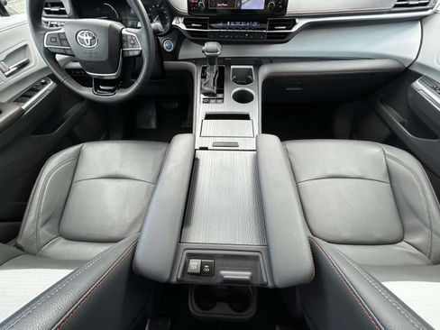 Used 2022 Toyota Sienna XSE w/ XSE Plus Package AWD/4WD image 11