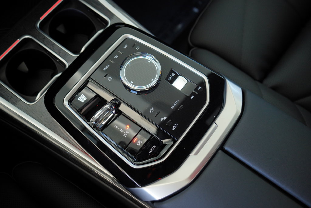Used 2026 BMW 740i w/ Premium Package RWD image 19