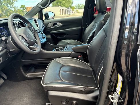 Used 2026 Chrysler Pacifica Limited FWD image 9