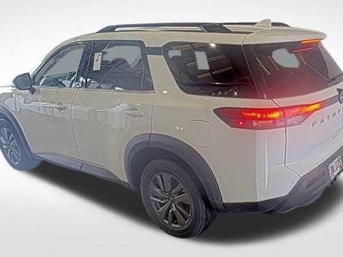 Used 2022 Nissan Pathfinder SV w/ SV Premium Package image 5