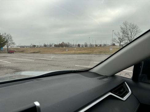 Used 2025 Toyota RAV4 XLE image 37