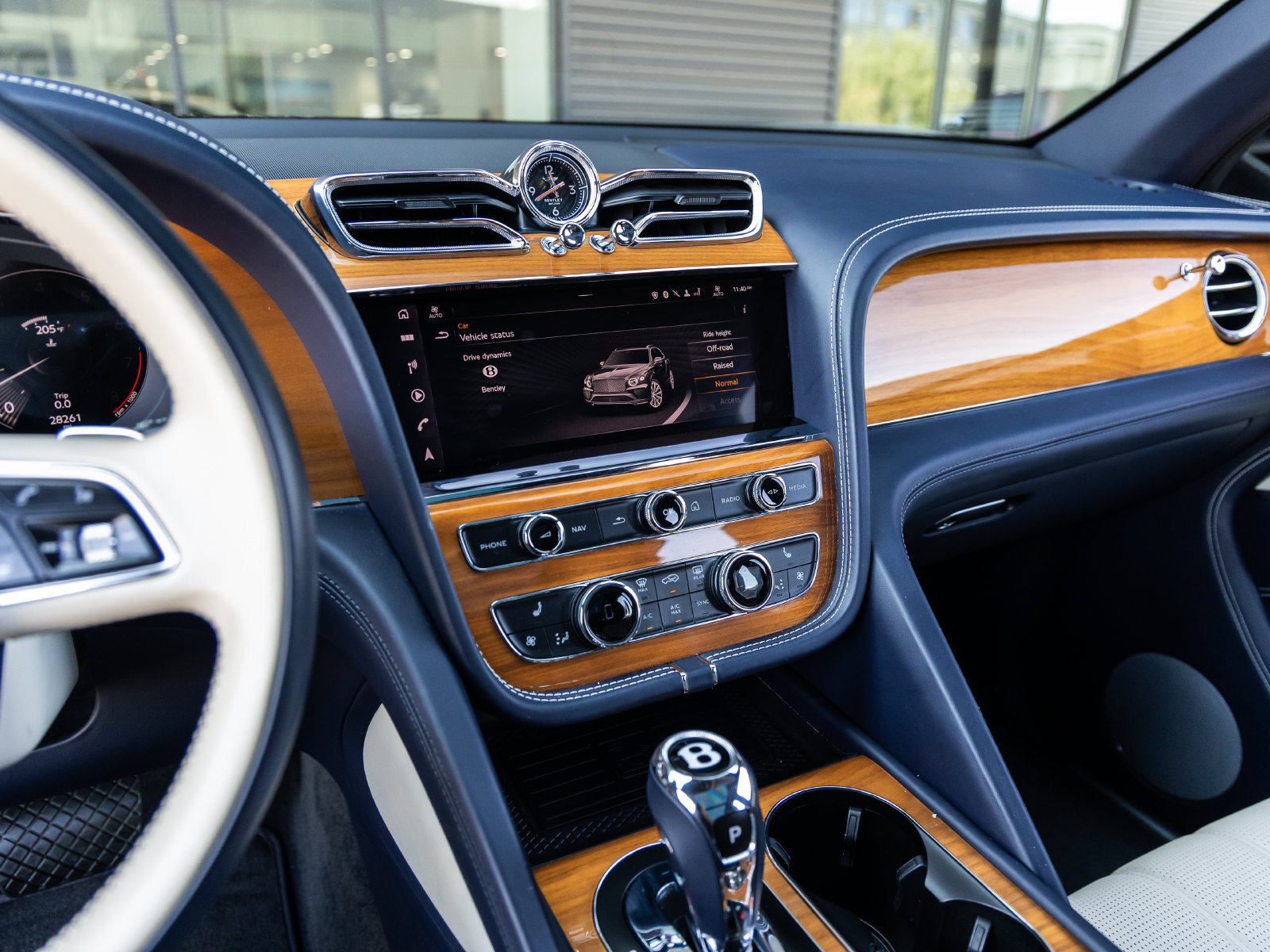 Used 2021 Bentley Bentayga AWD/4WD image 31