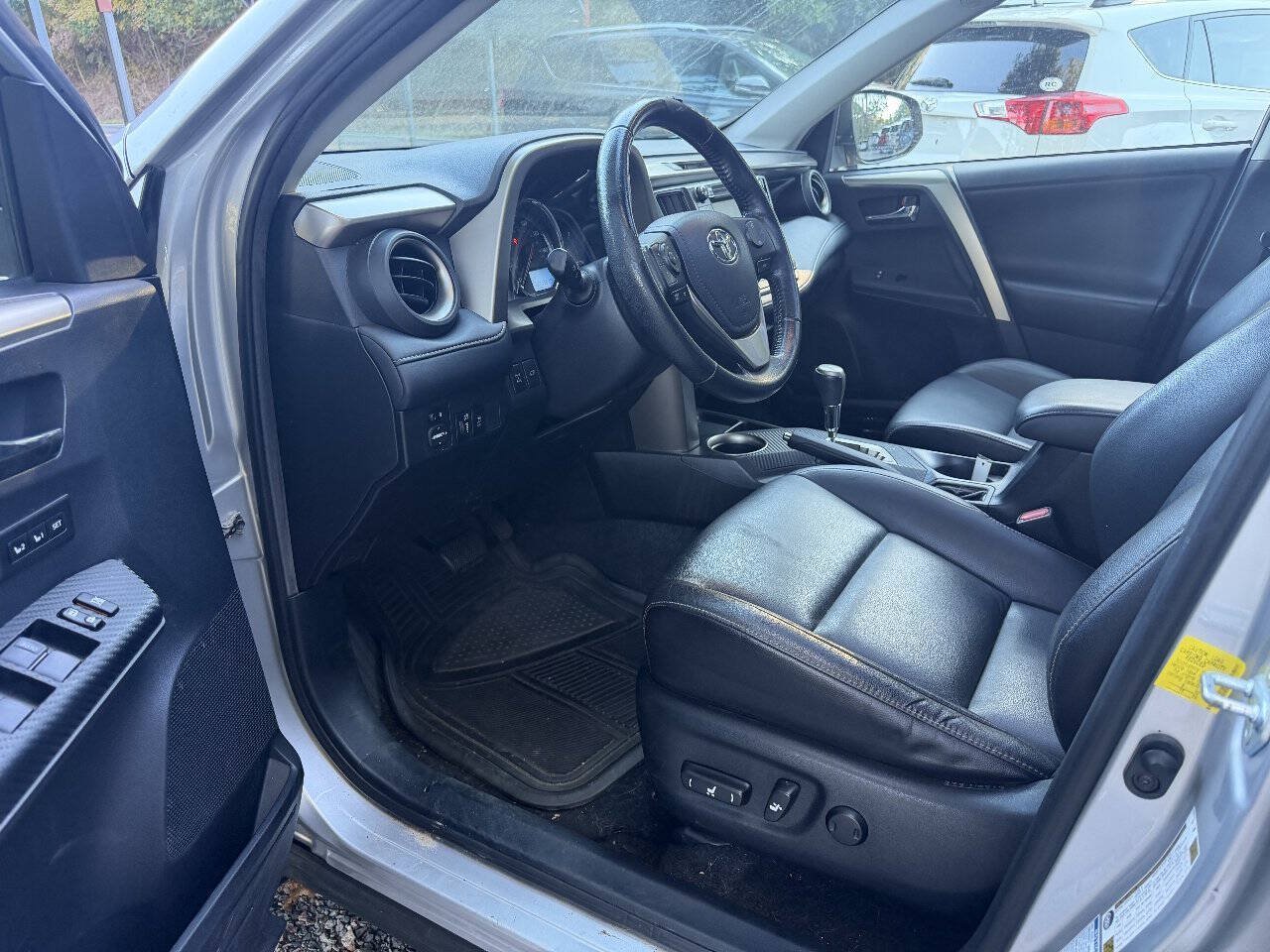 Used 2015 Toyota RAV4 Limited AWD/4WD image 4