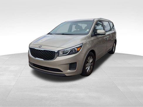 Used 2017 Kia Sedona LX w/ LX Essentials Premium Package image 4
