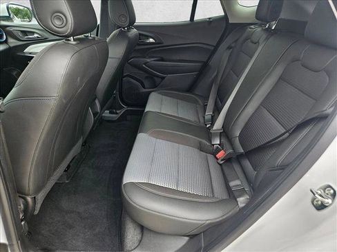 Used 2025 Chevrolet Trax LT w/ LT Convenience Package FWD image 18