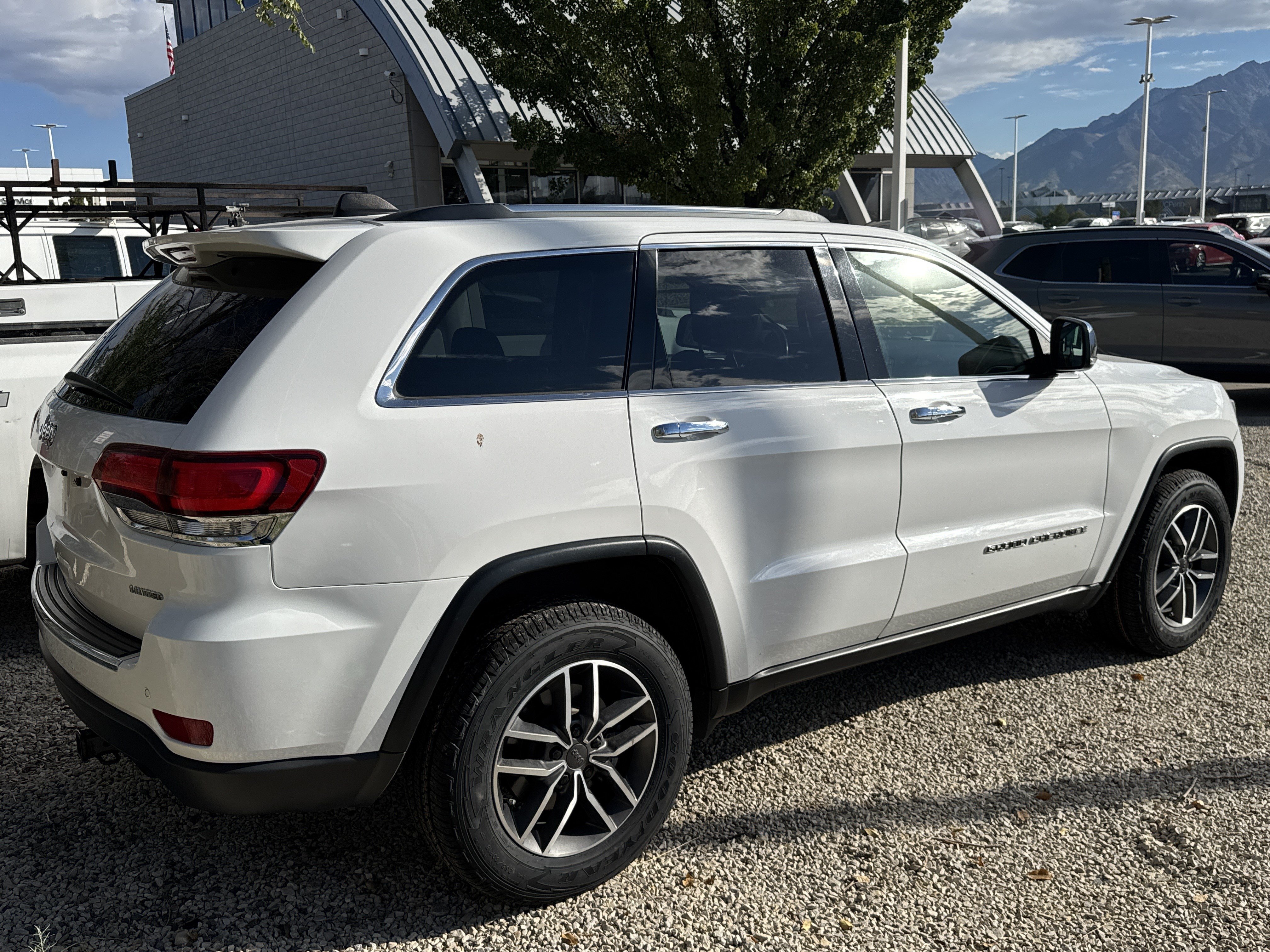 Used 2021 Jeep Grand Cherokee Limited w/ Luxury Group II AWD/4WD image 3