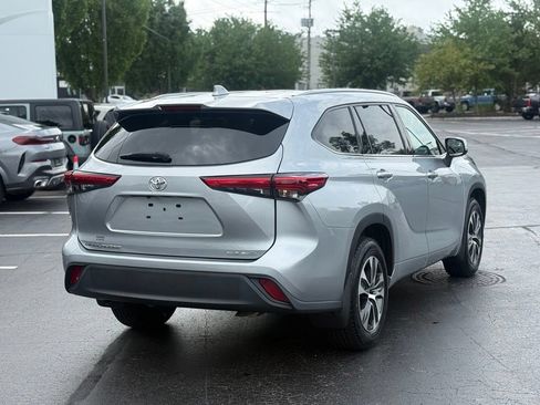 Used 2022 Toyota Highlander XLE AWD/4WD image 7