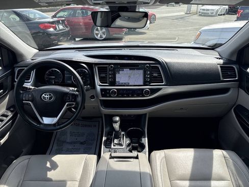 Used 2017 Toyota Highlander XLE AWD/4WD image 22