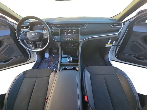 New 2025 Jeep Grand Cherokee Laredo image 9